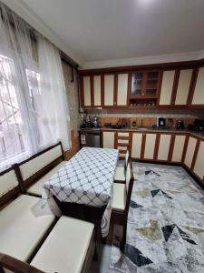una cucina con tavolo e sedie in una stanza di Ege Üniversitesine ve Hastane ye çok yakın aile için uygun a Burunabat