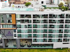 芭達雅中心的住宿－Amethyst Hotel Pattaya，享有带游泳池的建筑的空中景致