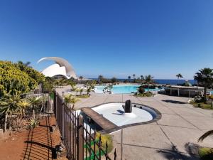 Blick auf den Pool in einem Resort in der Unterkunft Home2Book Stylish & Bright Apt, Santa Cruz Center in Santa Cruz de Tenerife