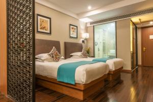 Postel nebo postele na pokoji v ubytování SSAW Boutique Hotel Hefei Intime Centre