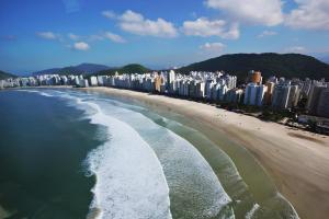een luchtzicht op een strand met hoge gebouwen bij Sol & Nascente in Guarujá