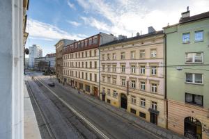 - une vue sur une rue de la ville avec des bâtiments dans l'établissement Spacious 3-Bedroom Apartment Plac Grunwaldzki Wrocław by Renters, à Wrocław