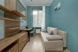 - un salon avec un canapé et un bureau dans l'établissement Spacious 3-Bedroom Apartment Plac Grunwaldzki Wrocław by Renters, à Wrocław