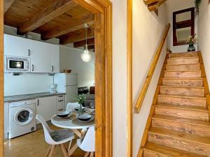 Una cocina y un comedor con mesa y sillas. en Etxetxikia, en Ochagavía