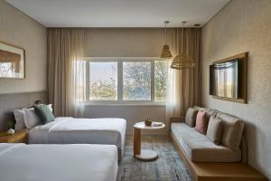 Postel nebo postele na pokoji v ubytování ERTH Abu Dhabi Hotel