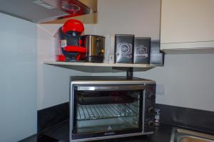 a kitchen with a toaster oven in a kitchen at Serra-Vernet del Roser Rez-de-chaussée in Prats-de-Mollo-la-Preste