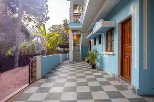 a corridor of a house with a checkered floor at Whiteboard Homes Siolim in Siolim