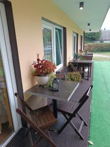 a wooden table and chairs on a patio at Pokoje Gościnne Wanda in Władysławowo