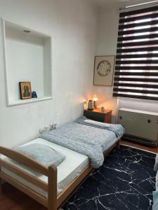 um quarto com uma cama com um espelho e uma janela em Mili Host em Belgrado