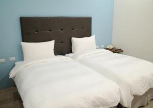 Ένα ή περισσότερα κρεβάτια σε δωμάτιο στο Happy Guesthouse