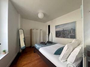 a bedroom with a large bed in a room at Cocon boisé x Parking by Melrose in Bayeux +22 photos
