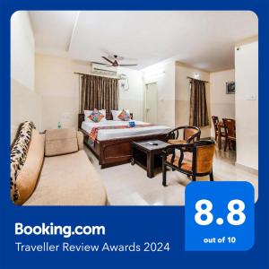 een hotelkamer met een bed en een bank bij FabHotel Aditya Yatri Nivas in Tirupati