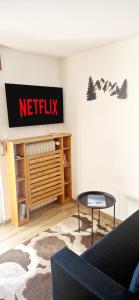 una sala de estar con una señal de netflix en la pared en Cozy Studio Retreat - completely renovated in a perfect location en Crans-Montana