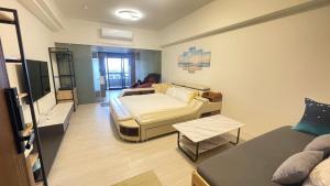 Una cama o camas en una habitación de Ocean 海上玩家 景觀溫泉小館