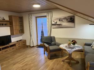 - un salon avec un canapé et une table dans l'établissement Ferienhaus Kögel, à Nesselwang