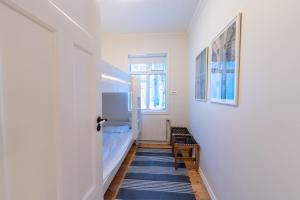 um corredor com um beliche e uma janela em Day Dream Central Akureyri Three Bedroom Apt em Akureyri