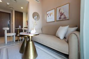 - un salon avec un canapé et une table dans l'établissement Business Bay - Reva Residence - Keyrock HH, à Dubaï