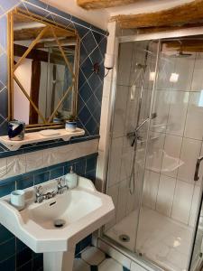 La salle de bains est pourvue d'un lavabo et d'une douche. dans l'établissement Gite des Capucins, 6 personnes, Centre Historique, aux Andelys