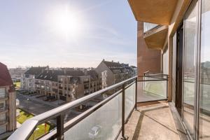 Cet appartement dispose d'un balcon offrant une vue sur la ville. dans l'établissement Spacious & modern sea view apartment with garage, à Ostende