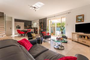 uma sala de estar com um sofá e uma mesa em Villa en Bord de Mer em Saint-Raphaël