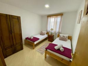 Ένα ή περισσότερα κρεβάτια σε δωμάτιο στο Domus apartman