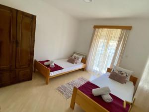 Ένα ή περισσότερα κρεβάτια σε δωμάτιο στο Domus apartman