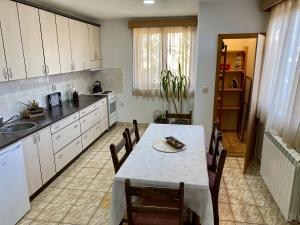 Η κουζίνα ή μικρή κουζίνα στο Domus apartman