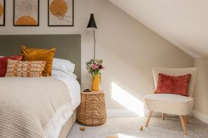 1 dormitorio con 1 cama y 1 silla en Cohost Partners | Close to City Centre | One BR!, en Cardiff
