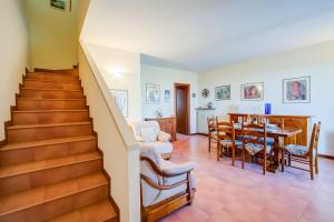 sala de estar con escaleras y comedor en Falke House relax and lake view - Happy Rentals, en Puegnago sul Garda