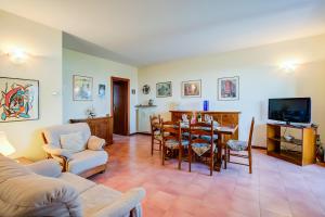 sala de estar con mesa y TV en Falke House relax and lake view - Happy Rentals, en Puegnago sul Garda