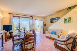 sala de estar con sofá y mesa en Falke House relax and lake view - Happy Rentals, en Puegnago sul Garda