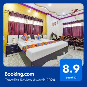 una habitación de hotel con 2 camas en una habitación en FabExpress Relax Inn I, Udaipur, en Udaipur