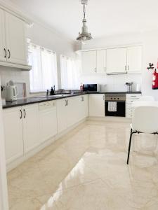 Virtuvė arba virtuvėlė apgyvendinimo įstaigoje Casa Rostam - Duplex avec Terrasses - Ferragudo
