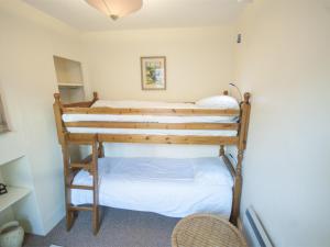 Katil dua tingkat atau katil-katil dua tingkat dalam bilik di 2 Bed in Aberdovey DY017