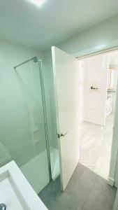 a bathroom with a shower and a glass door at Apartamento Aretusa in Zahara de los Atunes