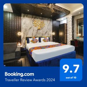 ein Hotelzimmer mit einem Bett und einem Sofa in der Unterkunft FabHotel Greenstar Inn in Bhubaneshwar
