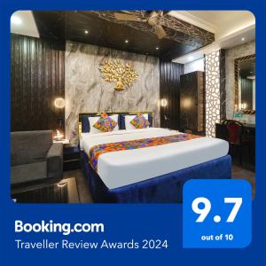 a hotel room with a bed and a couch at FabExpress Greenstar Inn - Bhubaneswar Airport in Bhubaneshwar