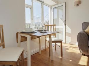 een eetkamer met een tafel, stoelen en ramen bij 1 Bed in Keswick SZ468 in Keswick