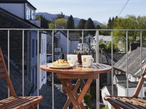 een tafel met een bord eten op een balkon bij 1 Bed in Keswick SZ468 in Keswick