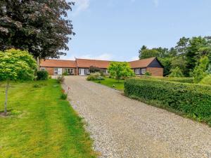 a gravel road in front of a house at 3 Bed in Thetford 83020 