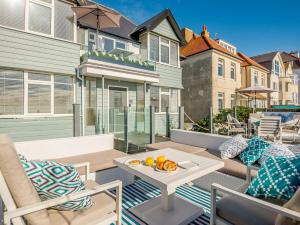 a patio with a table and chairs on a balcony at 1 Bed in Hythe 89968 in Hythe