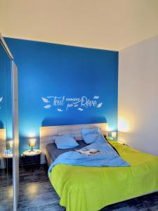 ミヨーにあるL'appart Millauの青い壁のベッドルーム1室