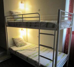 ミヨーにあるL'appart Millauの二段ベッド2組が備わる客室です。
