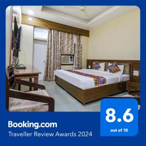 FabHotel Silver Inn I في بوبال: غرفه فندقيه فيها سرير وتلفزيون