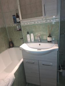 a bathroom with a sink and a bath tub at Apartament Florina in Râmnicu Vâlcea