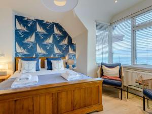 a bedroom with a bed with a sail wall at 1 Bed in Hythe 89970 in Hythe