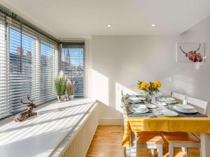 a dining room with a table and chairs and a window at 2 Bed in Lyndhurst 86768 in Lyndhurst