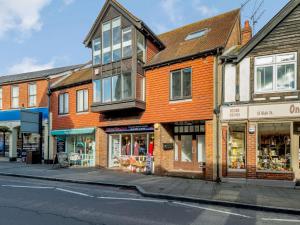 a building on the corner of a street at 2 Bed in Lyndhurst 86768 in Lyndhurst