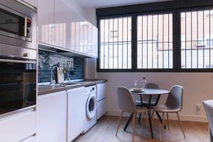 cocina con lavadora y mesa en Simancas by SharingCo, en Madrid