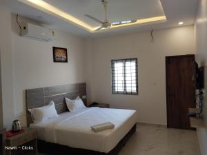 um quarto com uma grande cama branca e uma janela em RedFox Hotel-T.Nagar em Chennai